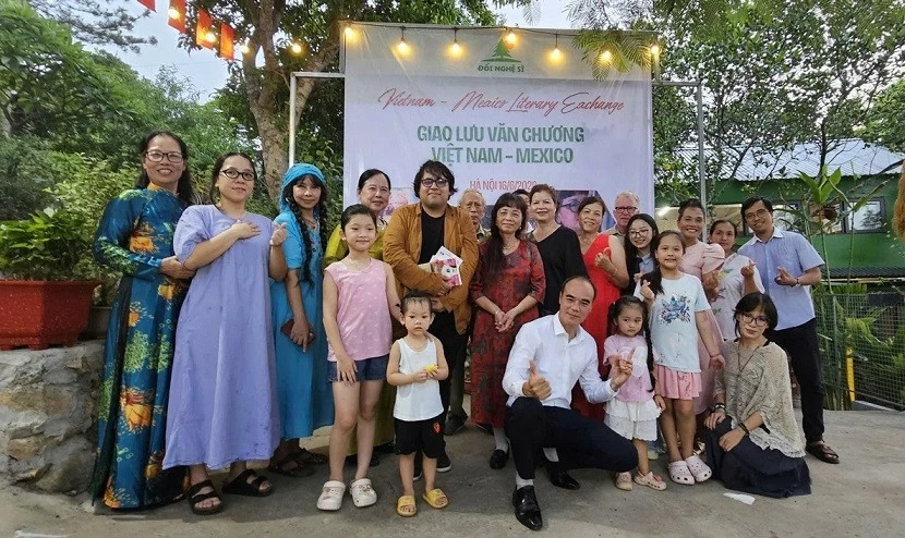 Edebiyatın sınırsız bir buluşması Cuộc gặp gỡ không biên giới của văn chương