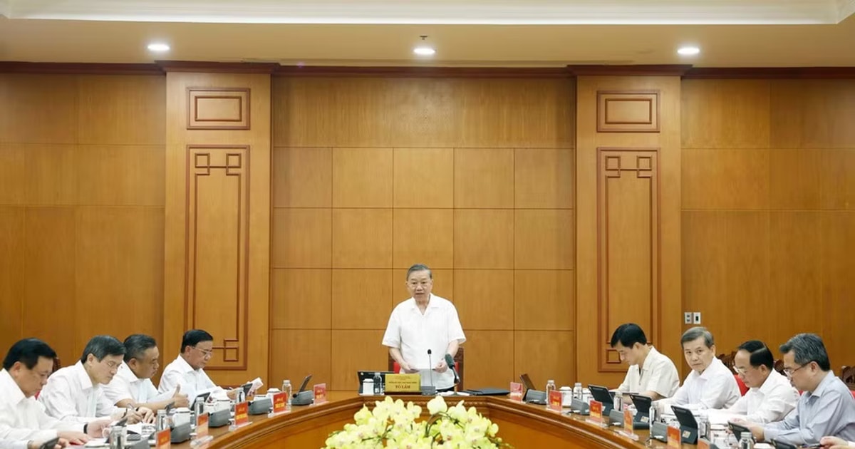 Le secrétaire général et président To Lam travaille avec le Comité permanent du Comité directeur pour l'examen des 100 ans de direction du Parti pendant la révolution vietnamienne.
