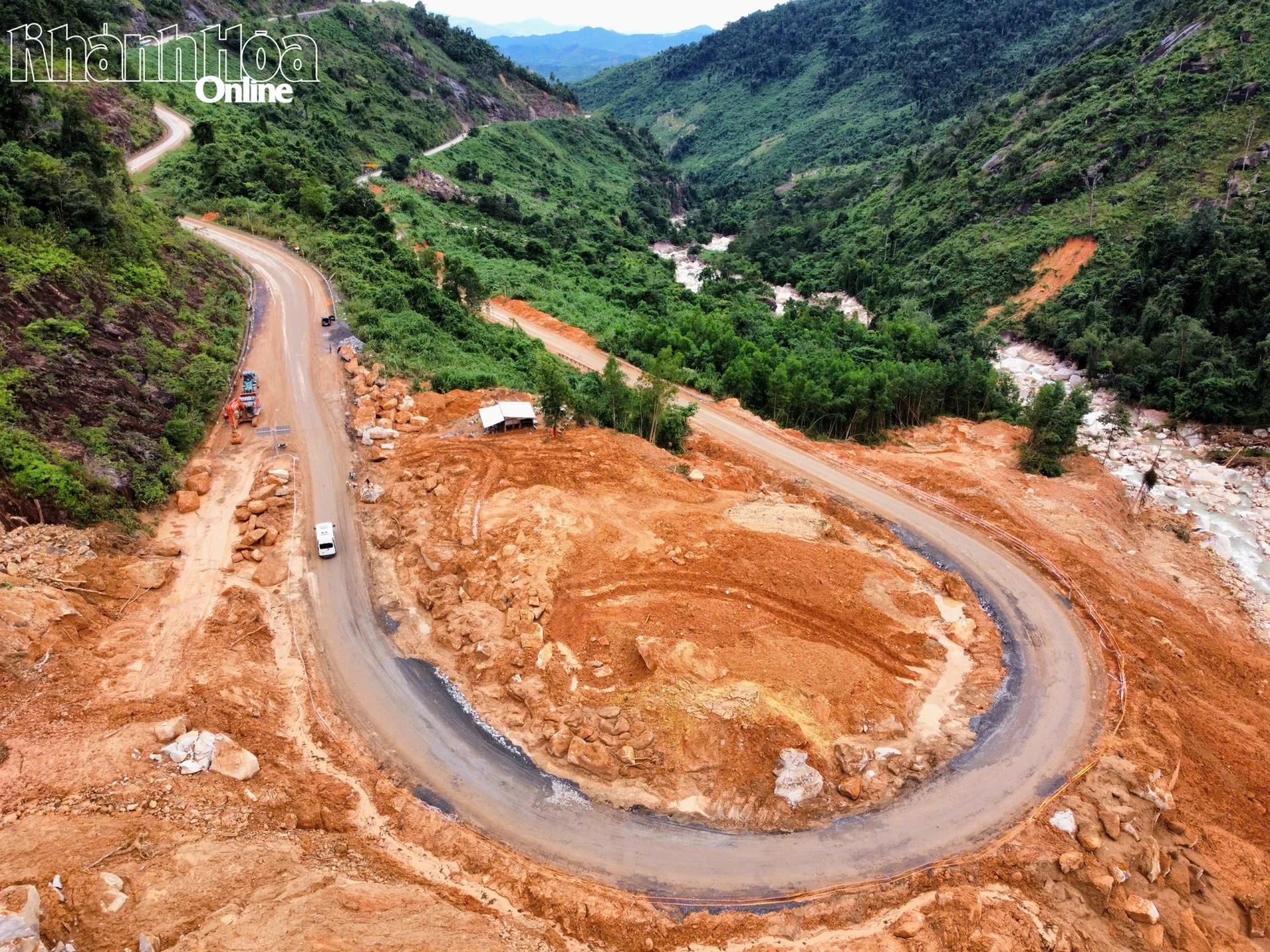 Tuyến Quốc lộ 27C nối Nha Trang - Đà Lạt hiện nay thường xuyên bị sạt lở vào mùa mưa lũ, không đảm bảo an toàn giao thông