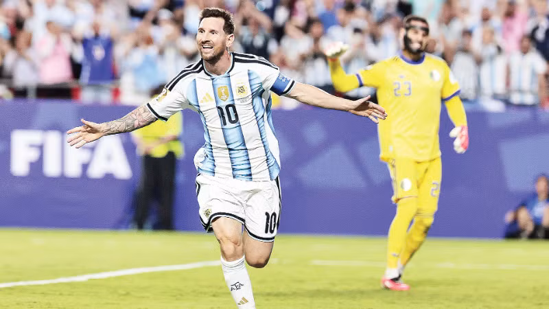 Siêu sao Lionel Messi lập “hat-trick” giúp Argentina thắng Algeria 3-0. (Ảnh: AFA)