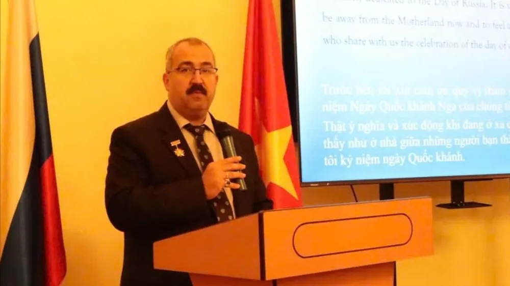 Le consul général de Russie à Hô-Chi-Minh-Ville, Timour Sadykov, prend la parole lors de la cérémonie. Photo : THUY VU