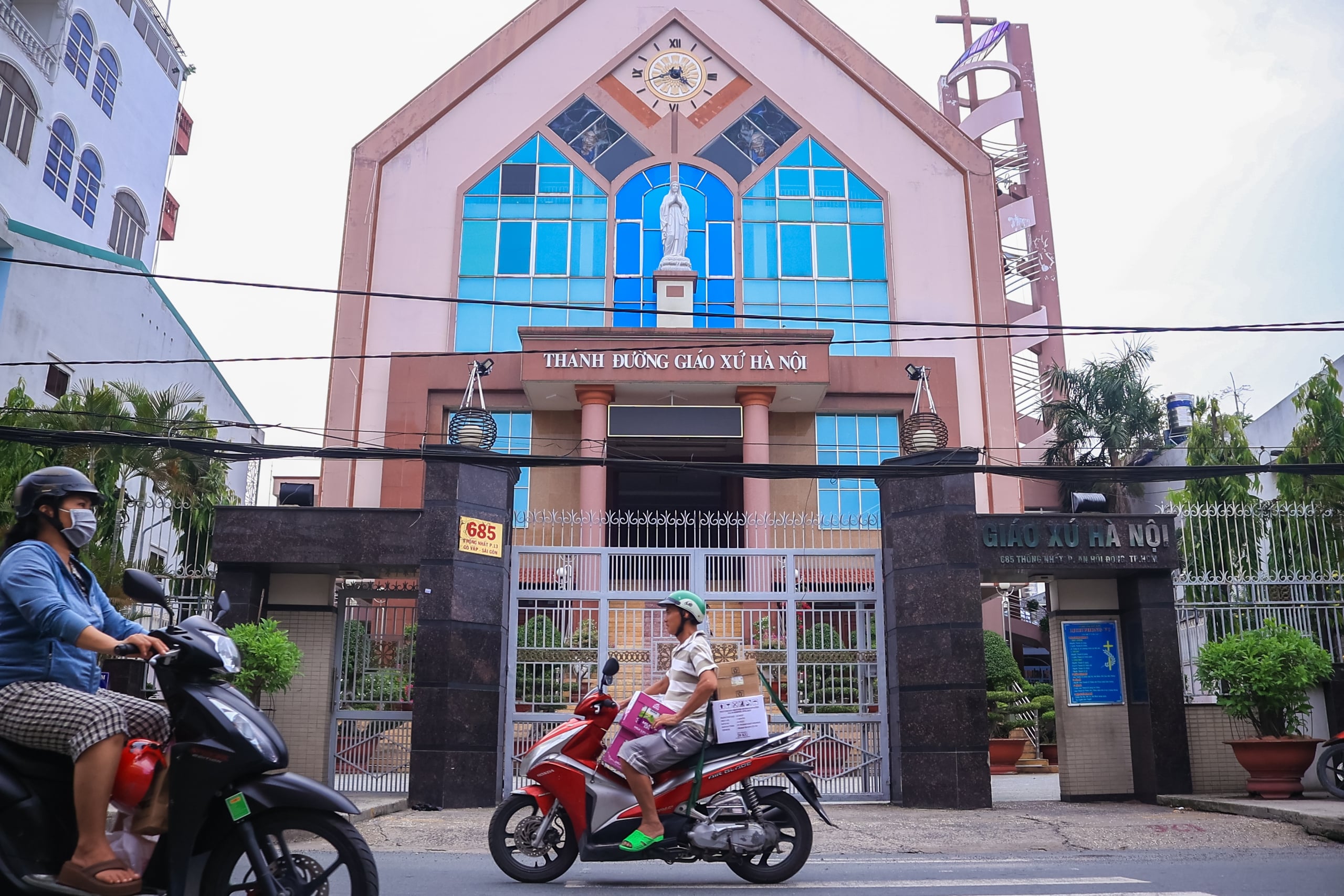 Gallery - Thong Nhat Street in Ho Chi Minh City has as many as five Catholic churches. - image 12