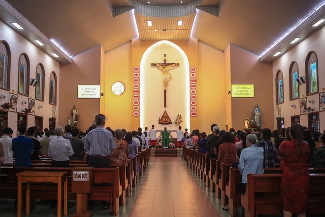 Gallery - Thong Nhat Street in Ho Chi Minh City has as many as five Catholic churches. - image 17