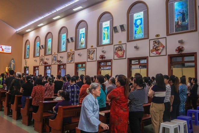 Gallery - Thong Nhat Street in Ho Chi Minh City has as many as five Catholic churches. - image 20