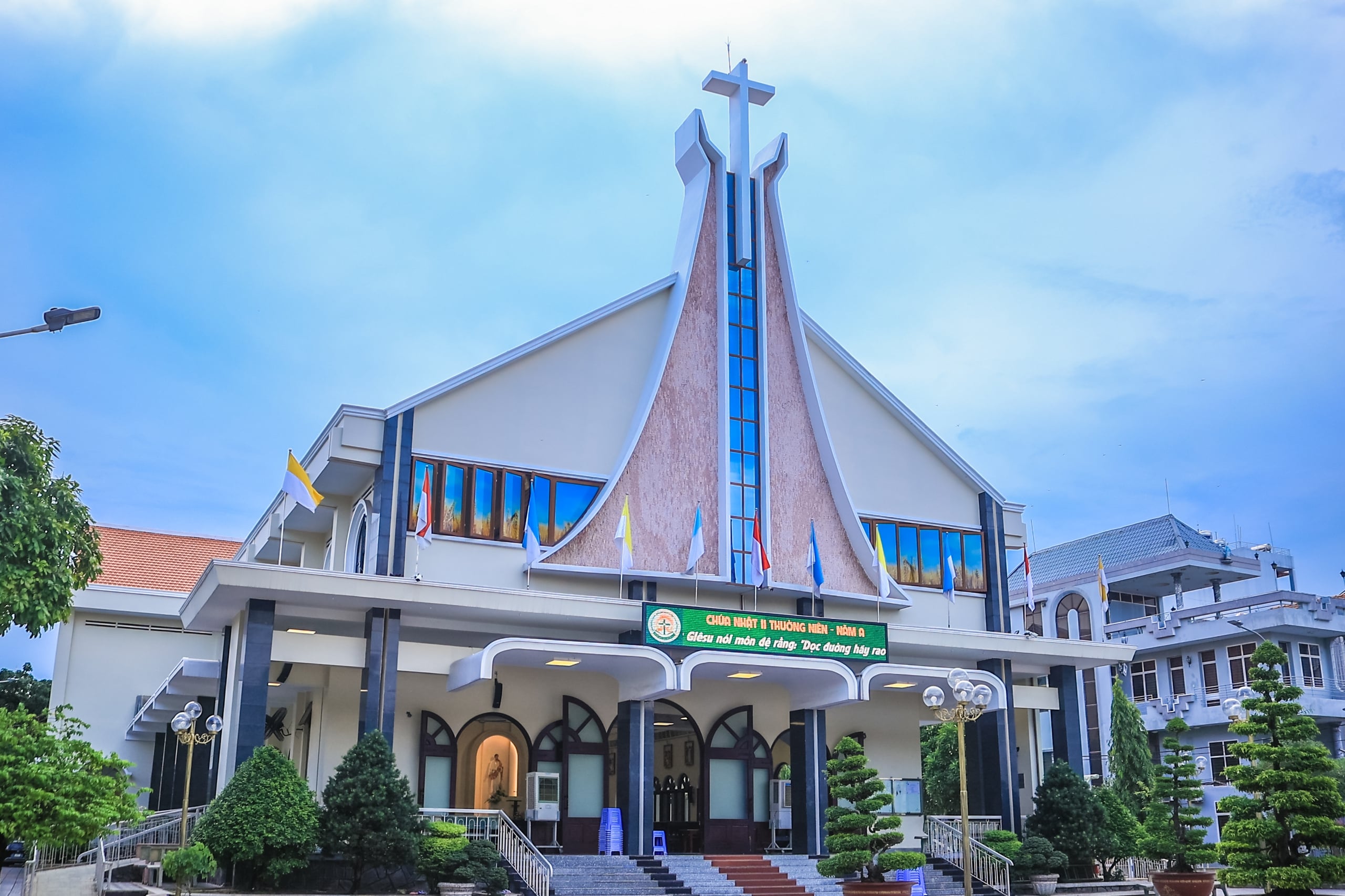 Gallery - Thong Nhat Street in Ho Chi Minh City has as many as five Catholic churches. - image 21