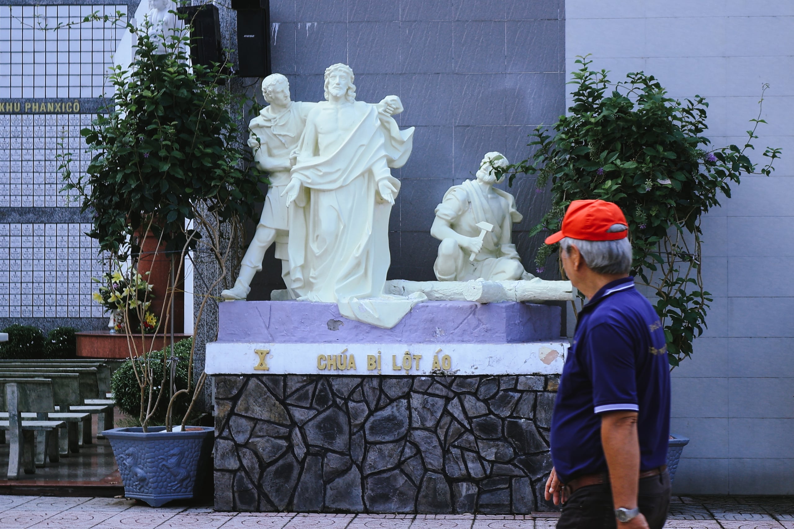 Gallery - Thong Nhat Street in Ho Chi Minh City has as many as five Catholic churches. - image 22
