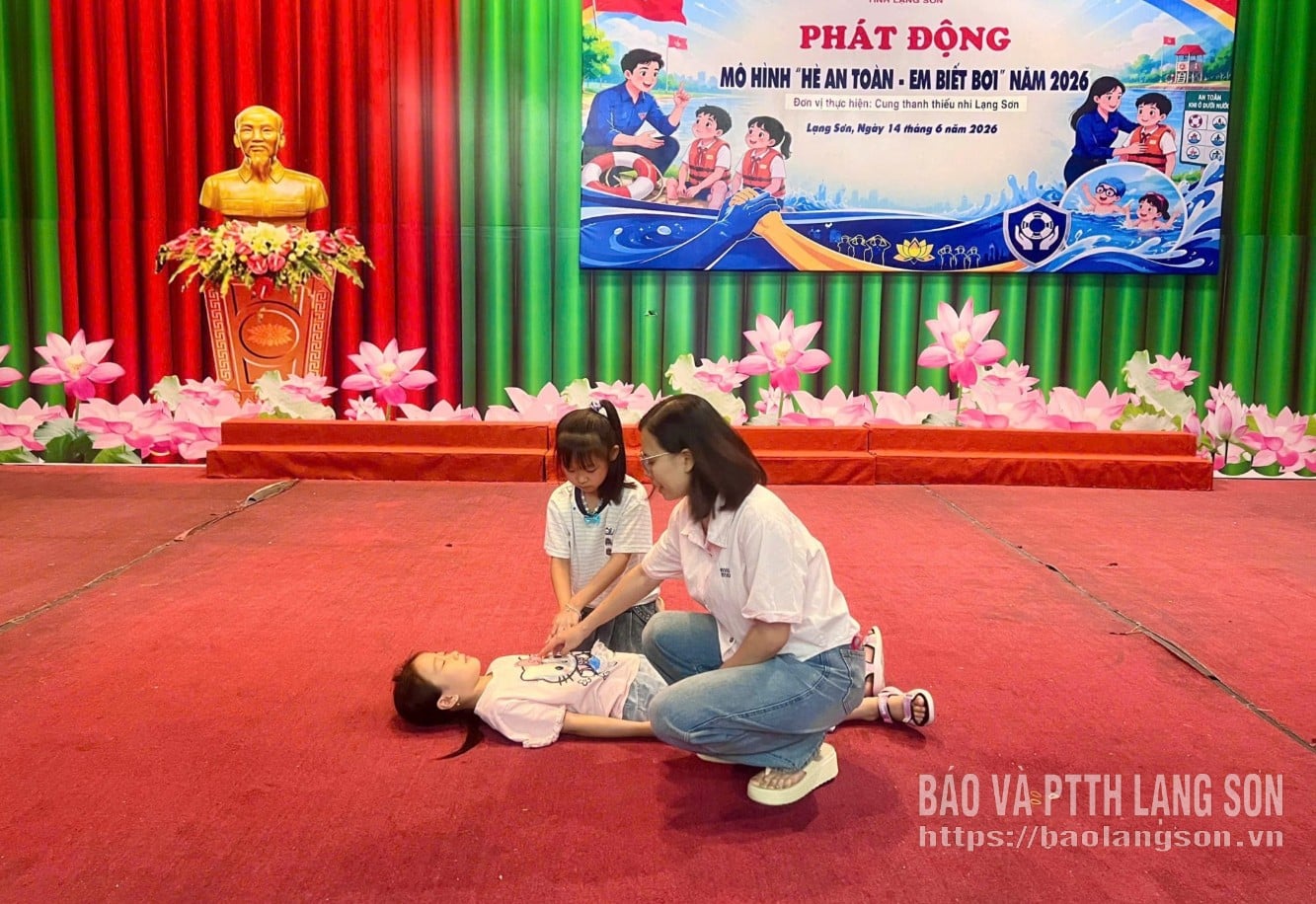 Các em thiếu nhi sinh hoạt tại Cung Thanh thiếu nhi thực hành kỹ năng xử lý tình huống khi bị tai nạn đuối nước