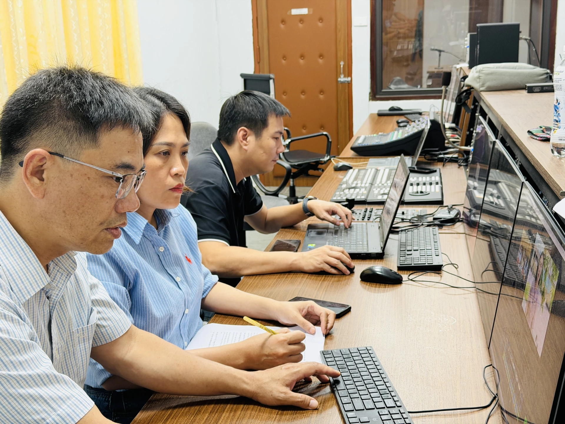 Actividades de producción de programas de televisión en el periódico y emisora ​​de radio y televisión de Quang Tri - Foto: Nh.V
