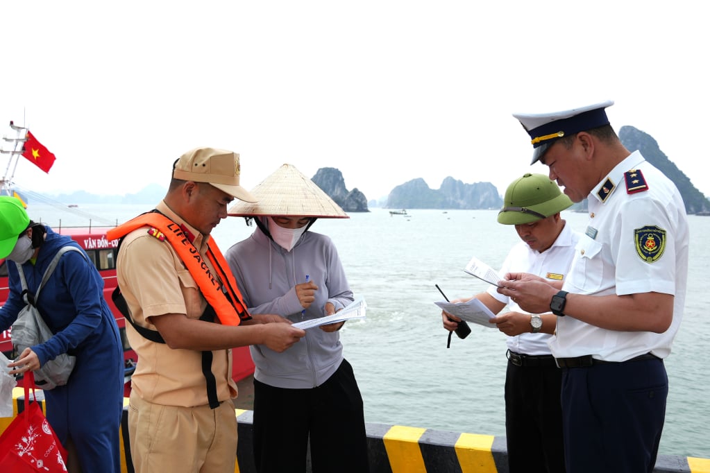 Lực lượng chức năng kiểm tra đột xuất điều kiện các tàu tại Bến cảng quốc tế Ao Tiên trước khi xuất bến. 