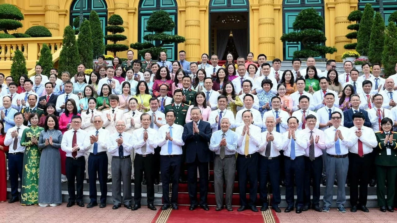 2-25+26 (V)_Suy ngẫm: Ngọn đuốc soi đường trong thời đại mới