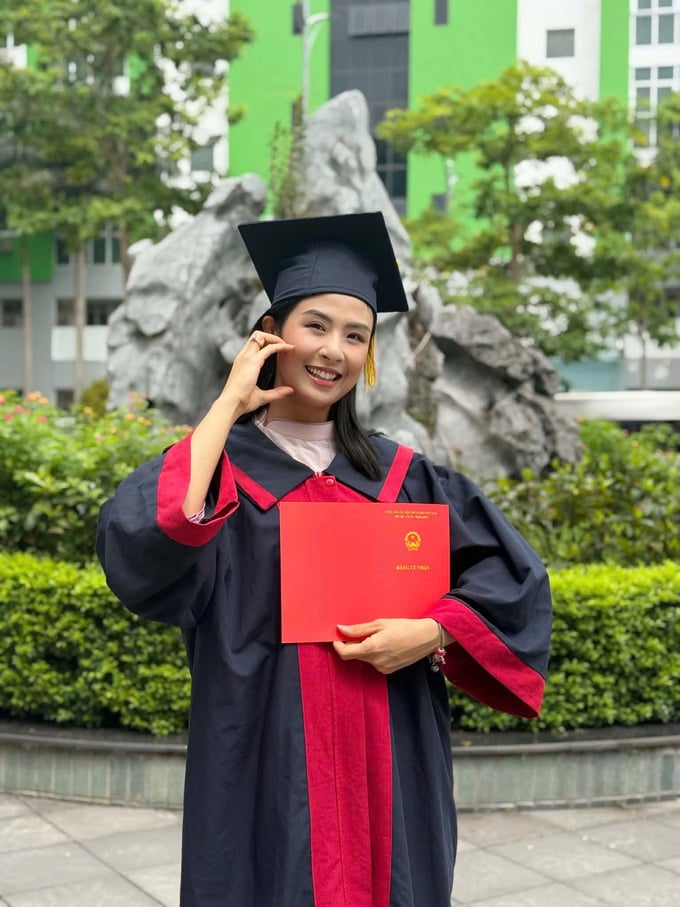 Chồng, con chúc mừng Ngọc Hân bảo vệ thành công luận văn Thạc sĩ - Ảnh 4.