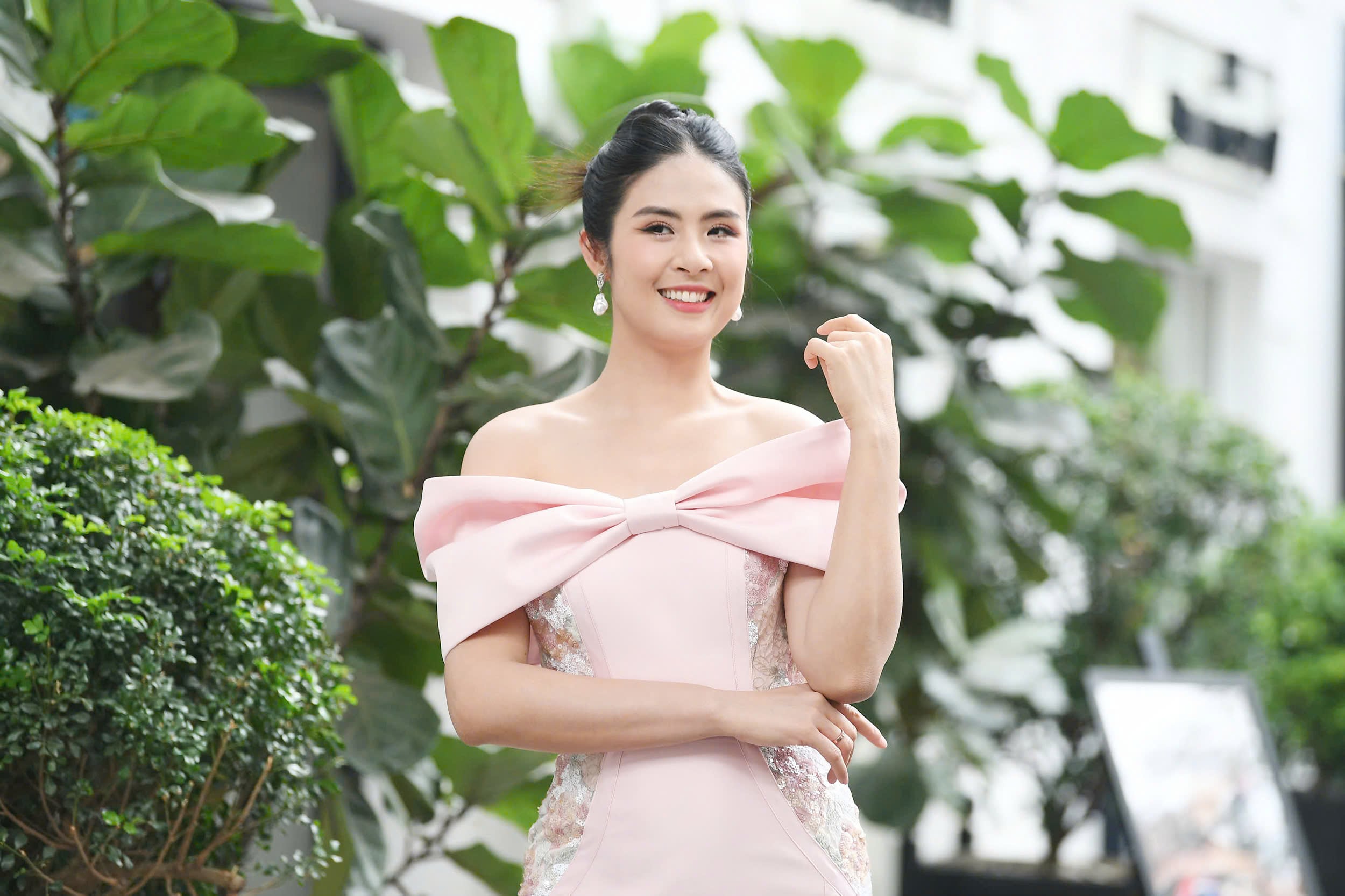 Chồng, con chúc mừng Ngọc Hân bảo vệ thành công luận văn Thạc sĩ - Ảnh 6.