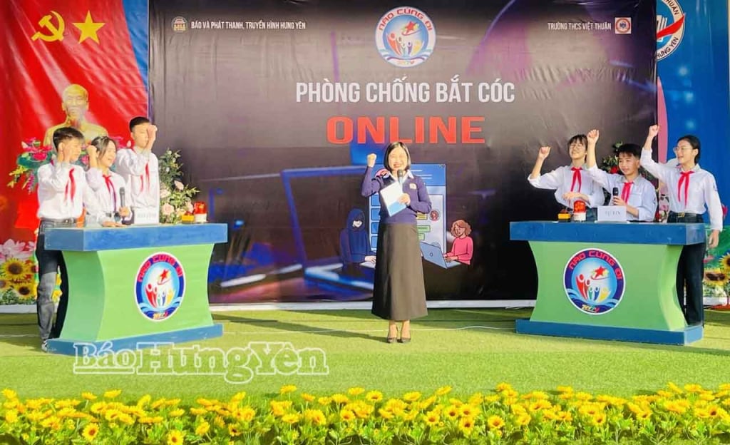 MC Ngoc Oanh은 Thu Vu 마을의 Viet Thuan 중등학교에서 프로그램을 주최했습니다.