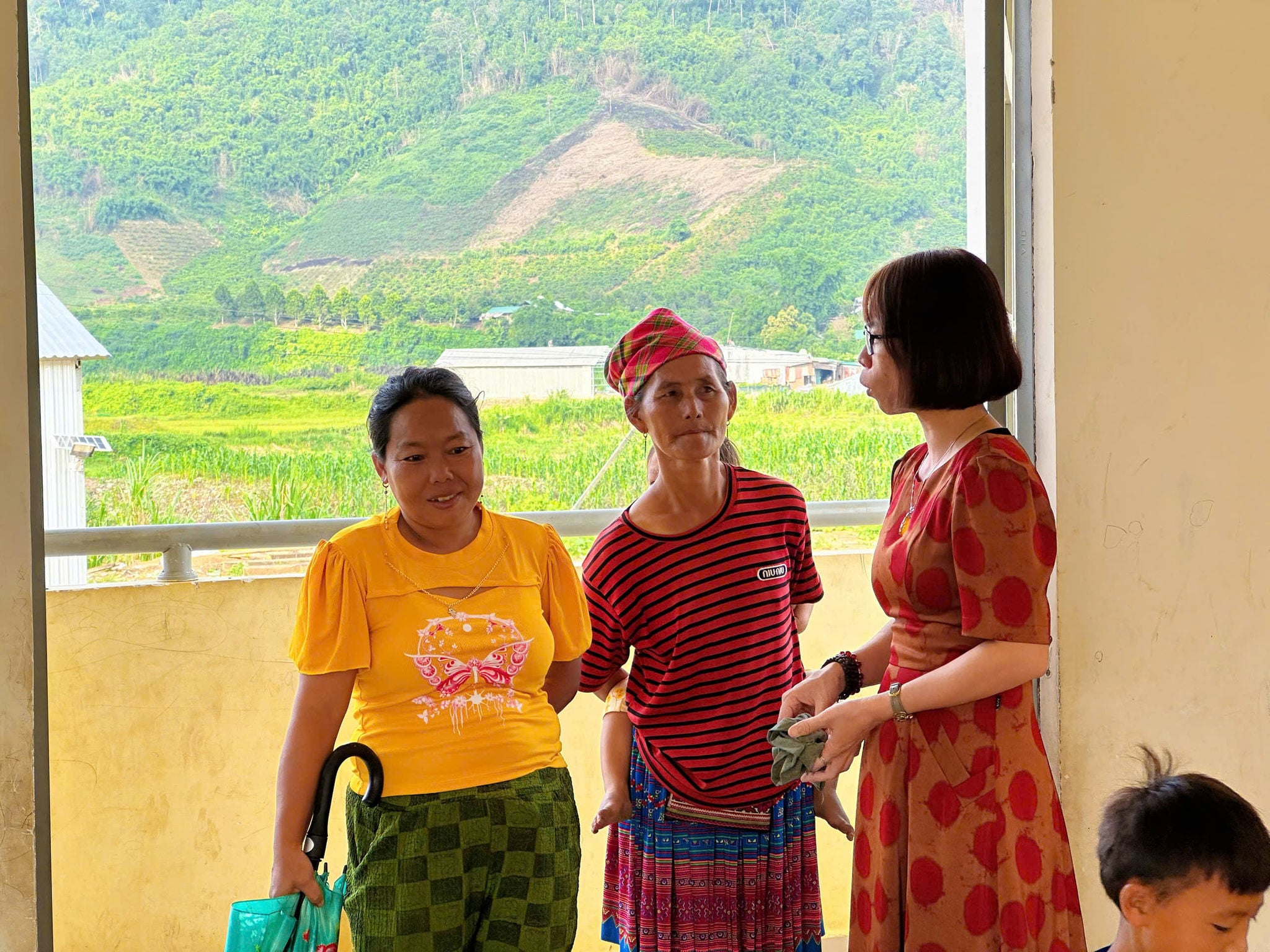 Giáo viên trao đổi với phụ huynh về việc học tập của con em