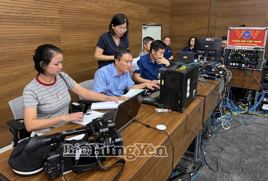 Ê-kíp sản xuất chương trình phát thanh trực tiếp của Báo và Phát thanh, Truyền hình Hưng Yên tham dự Liên hoan phát thanh toàn quốc năm 2026.