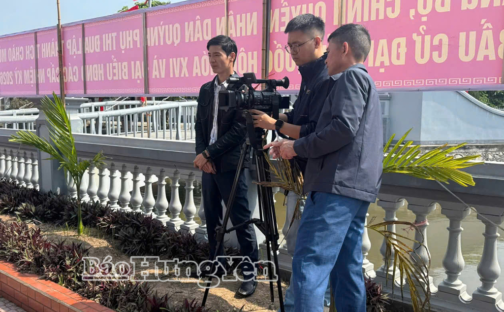 Phóng viên Báo và Phát thanh, Truyền hình Hưng Yên tác nghiệp tại cơ sở.