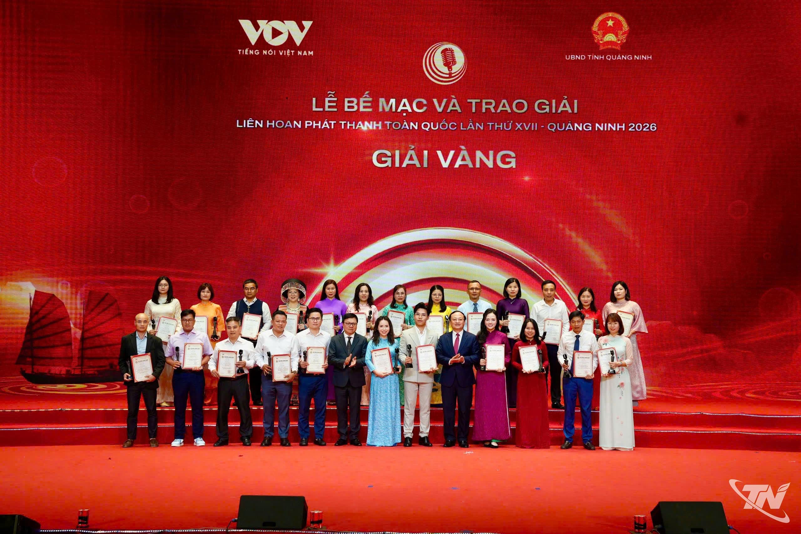 Đại diện nhóm tác giả của Báo và Phát thanh truyền hình Thái Nguyên nhận giải Vàng, thể loại chuyên đề tại Liên hoan Phát thanh toàn quốc năm 2026.