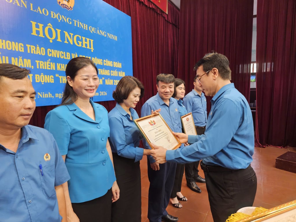 Đồng chí Tô Xuân Thao, Chủ tịch LĐLĐ tỉnh trao bằng khen cho các tập thể.