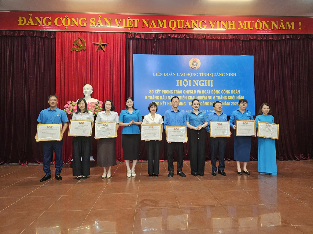 Tập thể các CĐCS được tuyên dương khen thưởng.