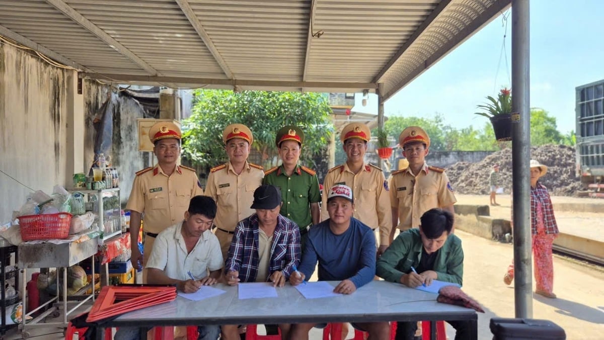 ताई निन्ह प्रांत की पुलिस ने इलाके में ट्रैक्टर मालिकों और चालकों के लिए कानूनी जागरूकता अभियान चलाया। फोटो: टी.टी. Công an tỉnh Tây Ninh tổ chức tuyên truyền pháp luật cho các chủ xe, tài xế điều khiển xe máy kéo trên địa bàn. Ảnh: T.T.