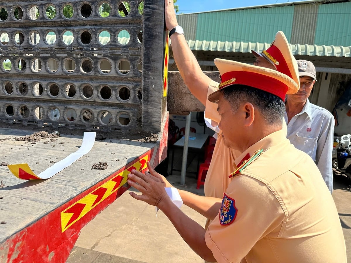 ताई निन्ह प्रांतीय पुलिस का यातायात विभाग वाहनों पर नि:शुल्क रिफ्लेक्टिव स्टिकर लगा रहा है। फोटो: टी.टी. Phòng Cảnh sát giao thông Công an tỉnh Tây Ninh dán decal phản quang miễn phí cho các phương tiện. Ảnh: T.T.