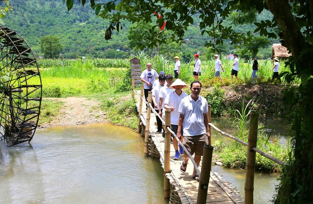 Melawat Ba Thuoc untuk mendengar cerita dari pergunungan dan hutan - foto 1