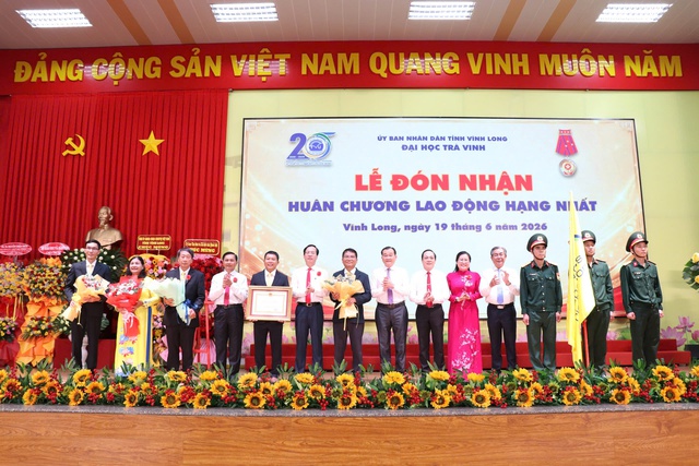 ĐH Trà Vinh nhận Huân chương lao động hạng nhất - Ảnh 1.