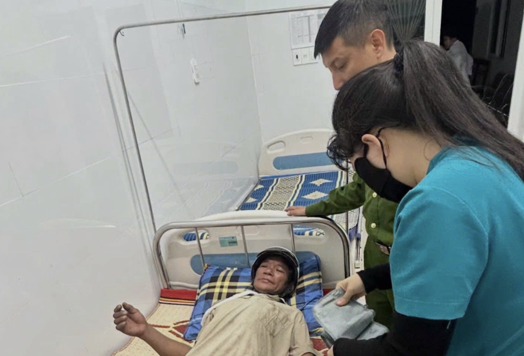 2,kip,thoi,ho,tro,nguoi,dan,bi,ran,can,di,cap,cuu,16123619.png