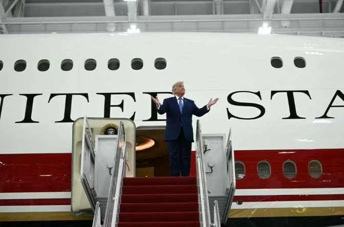 物議を醸す中、トランプ大統領は新型エアフォースワンを発表した。