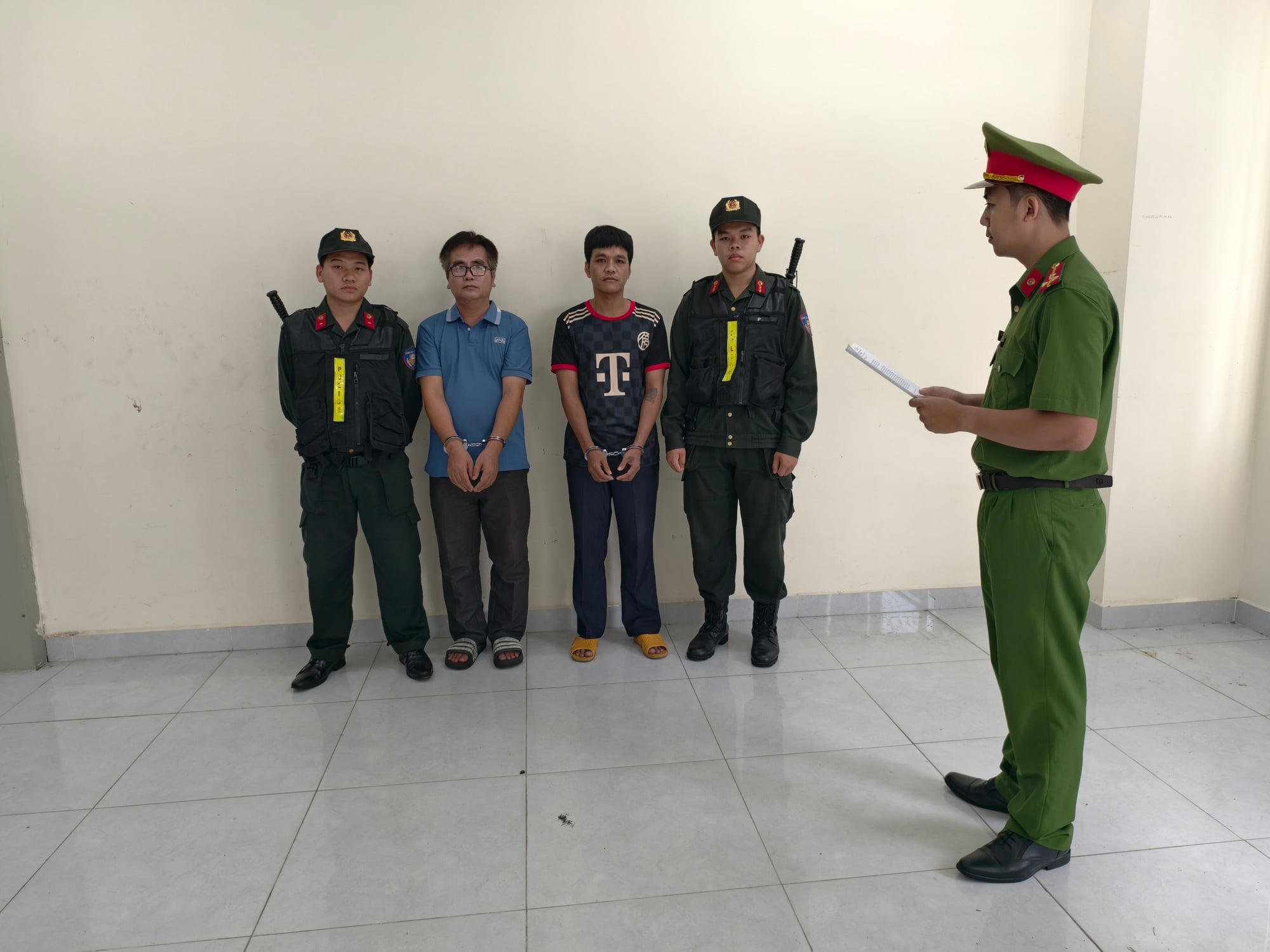 Công an TPHCM bắt Giám đốc Công ty Giày Dép Thắng Đạt - Ảnh 1.