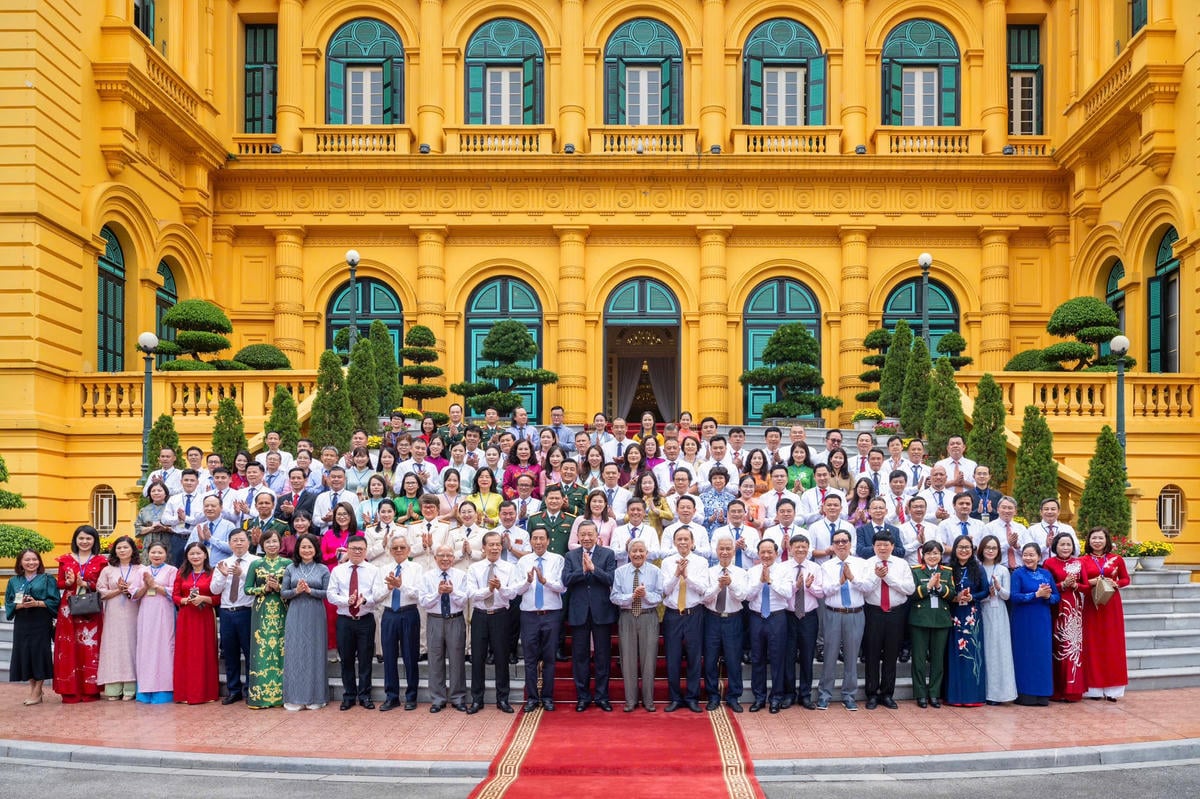 Tổng Bí thư, Chủ tịch nước Tô Lâm chụp ảnh lưu niệm với 101 nhà báo tiêu biểu. Ảnh: Việt Trung