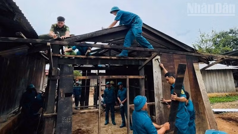ภาพของทหารในเครื่องแบบสีเขียวที่ทำงานอย่างไม่รู้จักเหน็ดเหนื่อยภายใต้แสงแดดและลมแรง เพื่อสร้างบ้านพักให้แก่ครอบครัวของนักต่อสู้เพื่อการต่อต้านที่ได้รับผลกระทบจากสารพิษทางเคมี ได้กลายเป็นสัญลักษณ์ที่สวยงามของความรับผิดชอบและความสามัคคีระหว่างทหารและประชาชน (ภาพ: HUY VIEN)