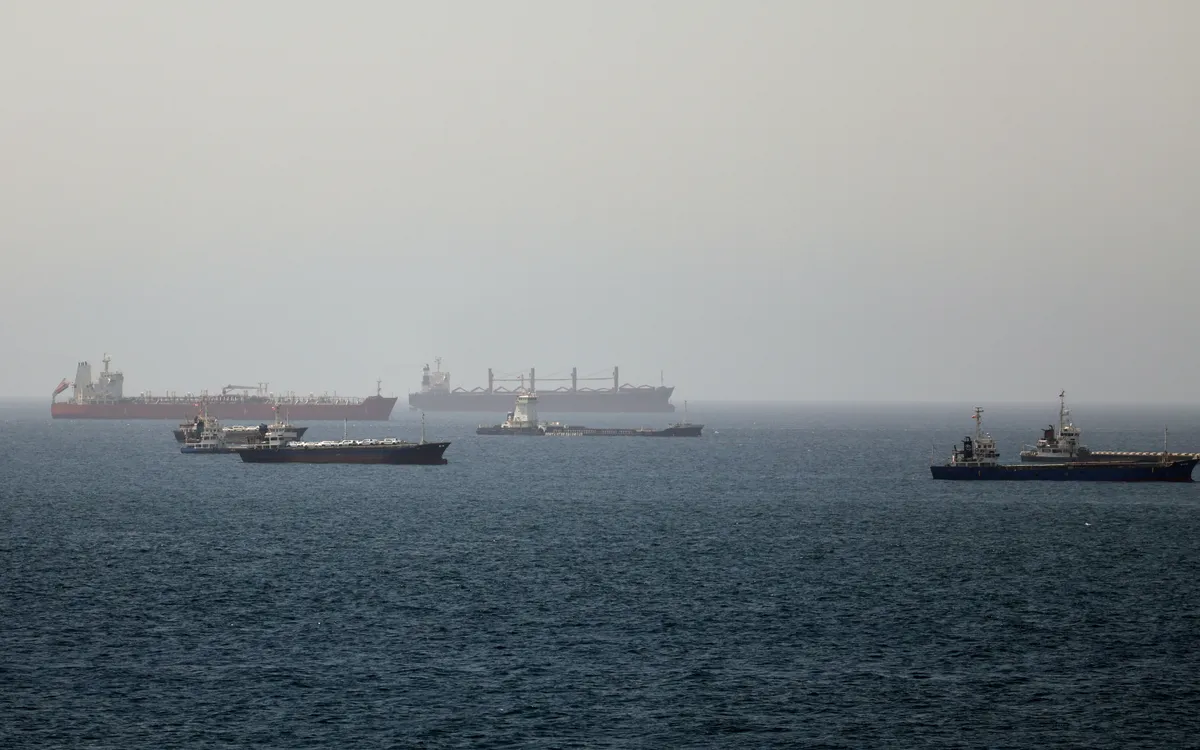 Các tàu neo đậu ở eo biển Hormuz ngoài khơi Bandar Abbas, Iran, ngày 17/6/2026 (Ảnh: ISNA/AP)