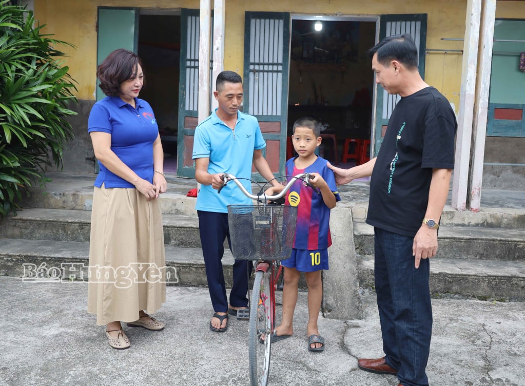 Leden van de vrijwilligersgroep Thai Binh hebben een fiets overhandigd aan Nguyen Minh Tu, een inwoner van het dorp Co Xa in de gemeente Dong Tien Hung.