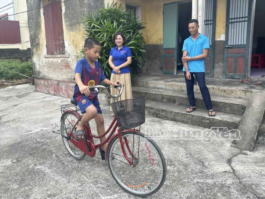 Nguyen Minh Tu, uit het dorp Co Xa in de gemeente Dong Tien Hung, was dolblij met de fiets die hij cadeau kreeg.