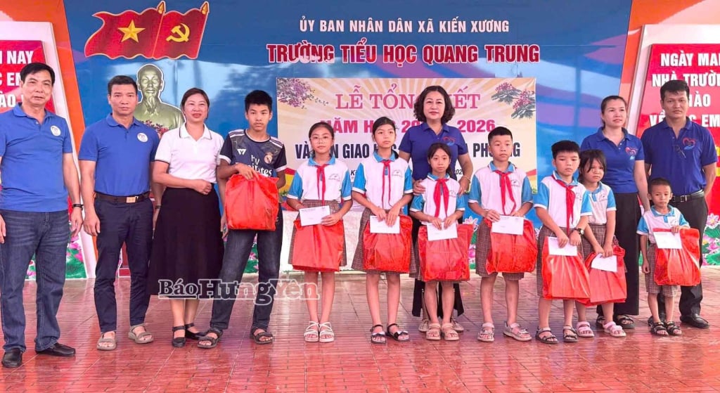 De vrijwilligersgroep Thai Binh heeft cadeaus uitgedeeld aan kansarme leerlingen die uitblinken in hun studies in de gemeente Kien Xuong.