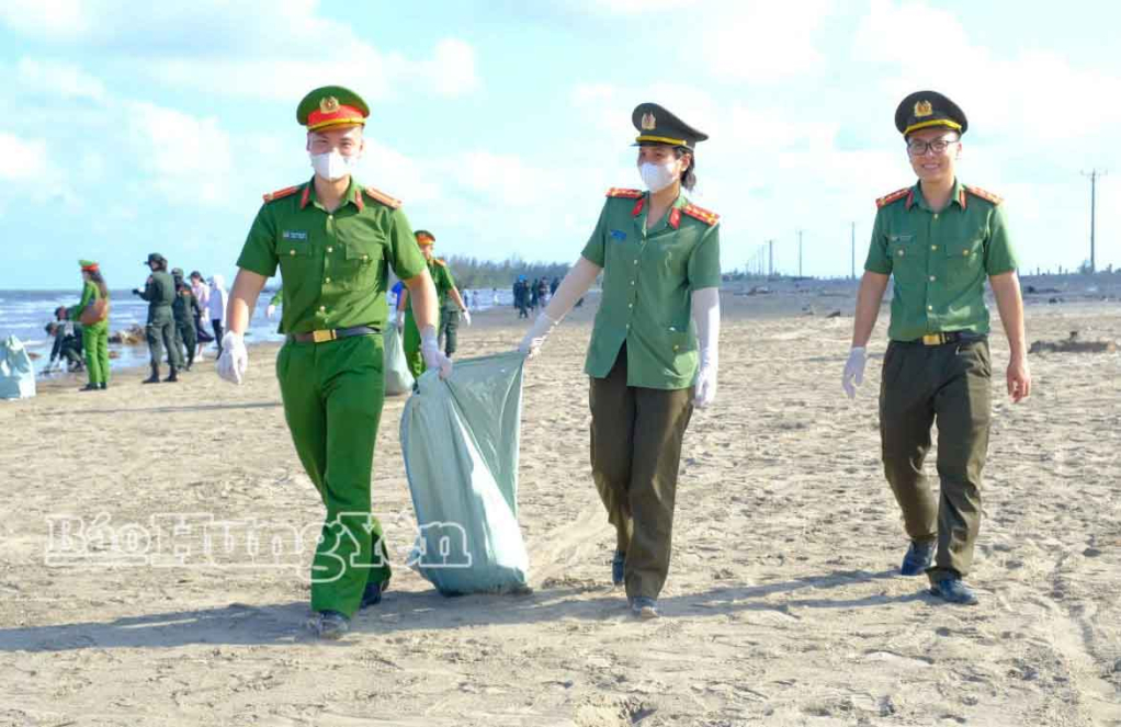 Đoàn viên, thanh niên ra quân vệ sinh môi trường, thu gom rác thải tại khu vực bãi biển Cồn Vành (xã Hưng Phú).