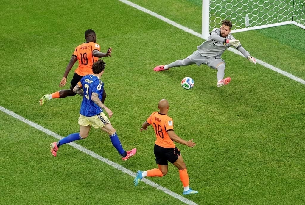 Hà Lan (áo cam) tại nên cơn mưa bàn thắng trước Thụy Điển. Ảnh: FIFA.