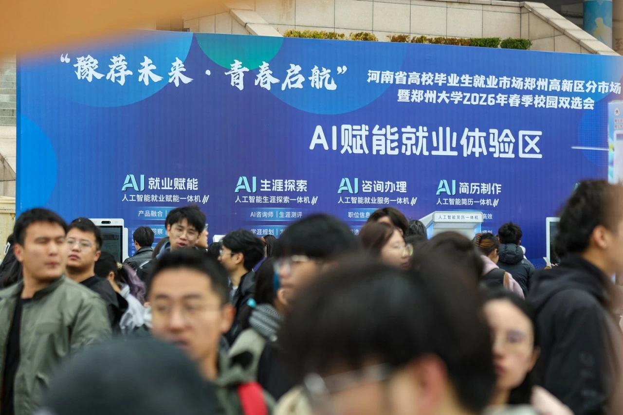 Pelajar menghadiri pameran pekerjaan di Zhengzhou, Wilayah Henan, 13 Mac 2026. VCG Sinh viên tham dự hội chợ việc làm tại Trịnh Châu, tỉnh Hà Nam, ngày 13 tháng 3 năm 2026. VCG