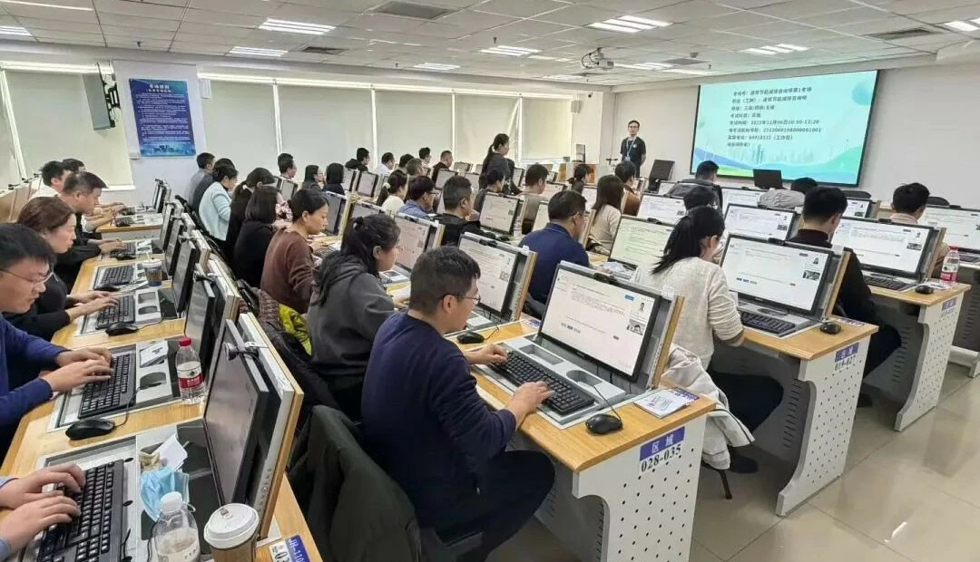 Pelajar mengambil bahagian dalam latihan AI intensif di Sekolah Pendidikan Vokasional Masa Depan AI Beijing. Sumber: Akaun WeChat rasmi sekolah. Sinh viên tham gia khóa huấn luyện chuyên sâu về AI tại Trường Giáo dục Nghề nghiệp Tương lai AI Bắc Kinh. Nguồn: Tài khoản WeChat chính thức của trường.