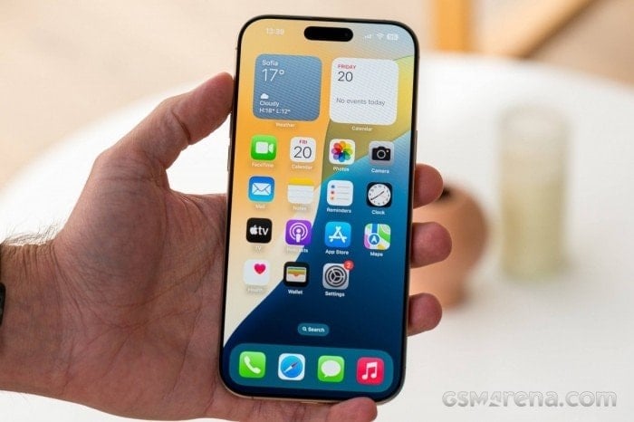 iPhone 16 Pro Max memiliki desain bingkai titanium yang tahan lama dan mewah.