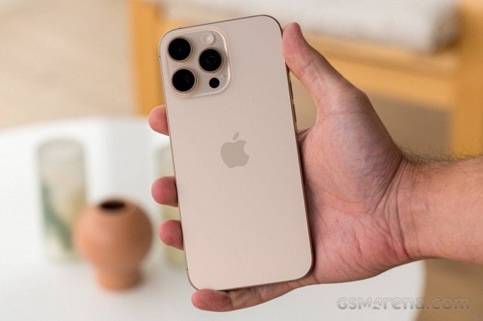 Layar Super Retina XDR OLED 6,9 inci pada iPhone 16 Pro Max menghadirkan visual yang tajam dan cerah.
