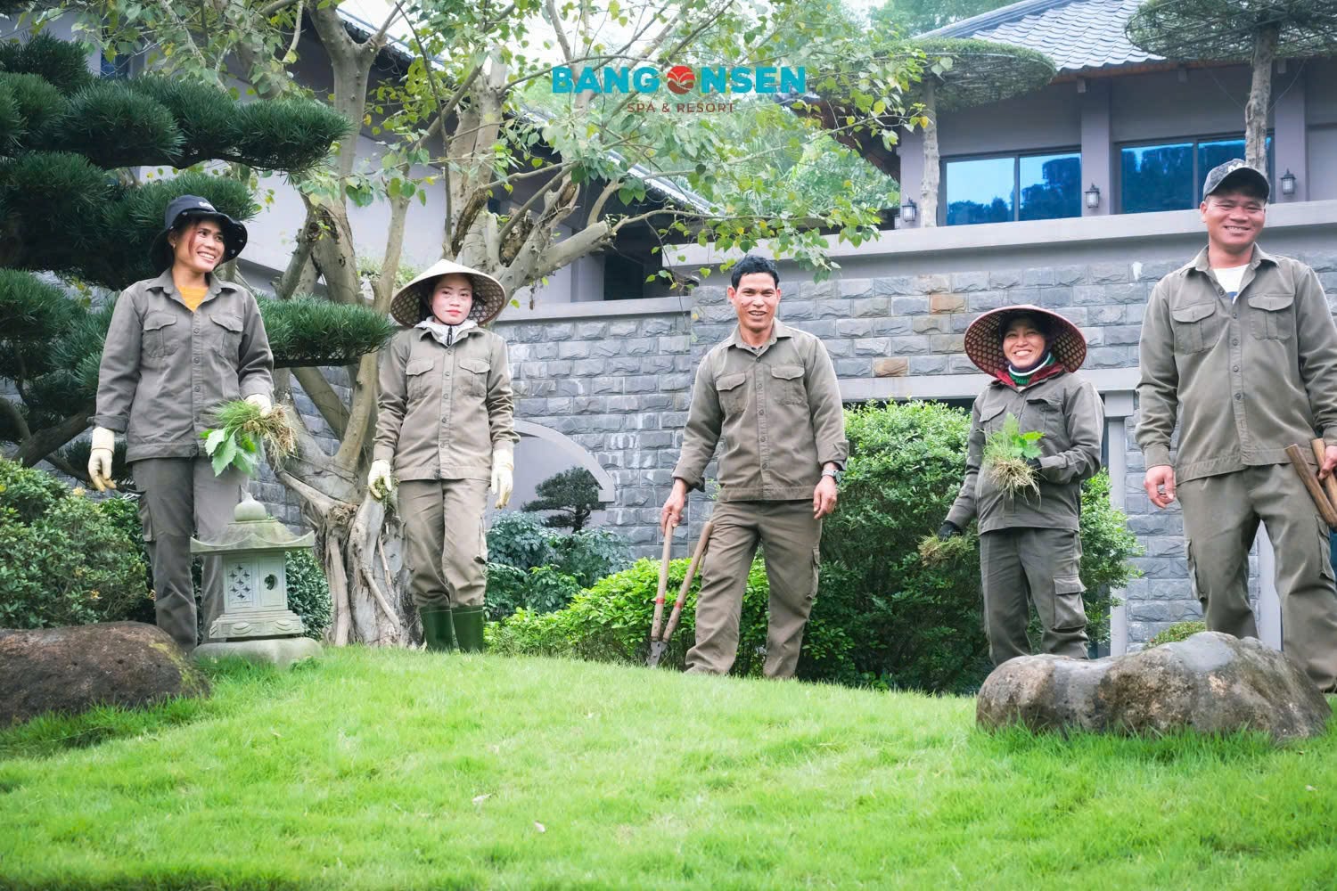 Die Humanressourcen sind einer der Schlüsselfaktoren für den Aufbau der Tourismusmarke jedes Ortes – Foto: Bang Onsen Spa & Resort    [Bildunterschrift: Die Mitarbeiter sind einer der Schlüsselfaktoren für den Aufbau der Tourismusmarke jedes Ortes.]