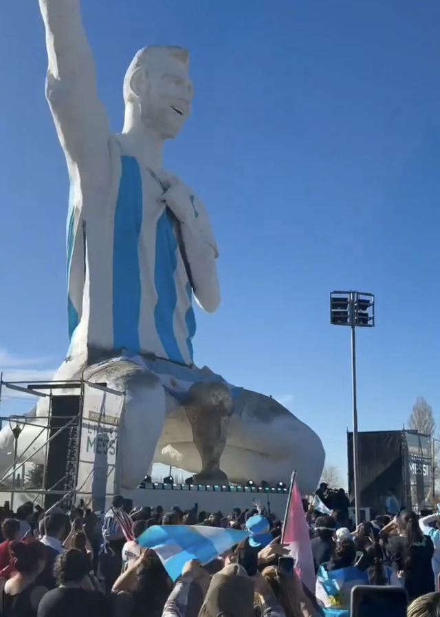 Peminat Brazil telah menyihir Messi, dan peminat Argentina serta-merta membalas dendam - Imej 1. CĐV Brazil ‘yểm bùa’ Messi, người hâm mộ Argentina lập tức đáp trả - Ảnh 1.