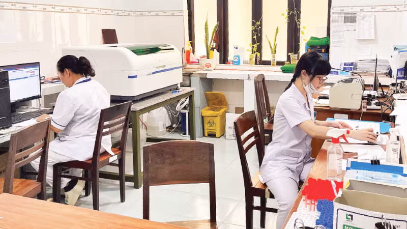 The Phu Quy Special Zone Military-Civilian Medical Center has only one blood testing machine.