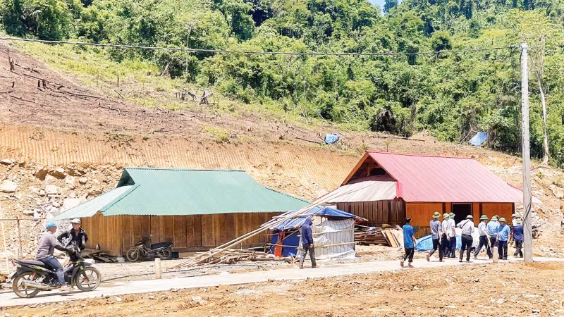 Các hộ dân bị trôi nhà hoàn toàn tại bản Phá Mựt đang bắt đầu ổn định cuộc sống tại Khu tái định cư Na Hỷ (Nghệ An).