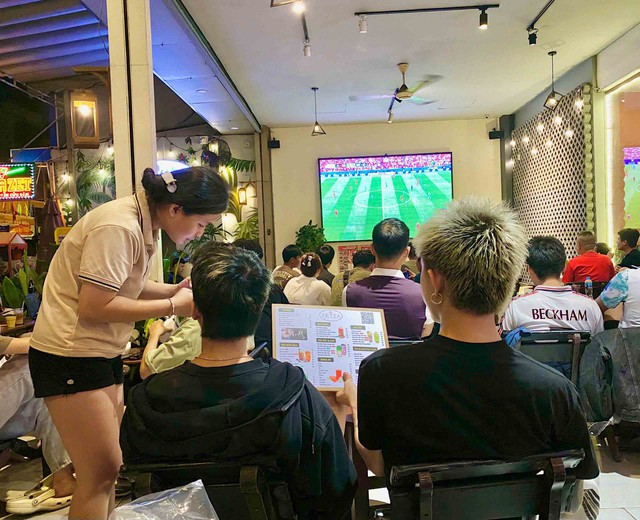 Ca đêm mùa World Cup: Cơ hội kiếm thêm thu nhập- Ảnh 1.