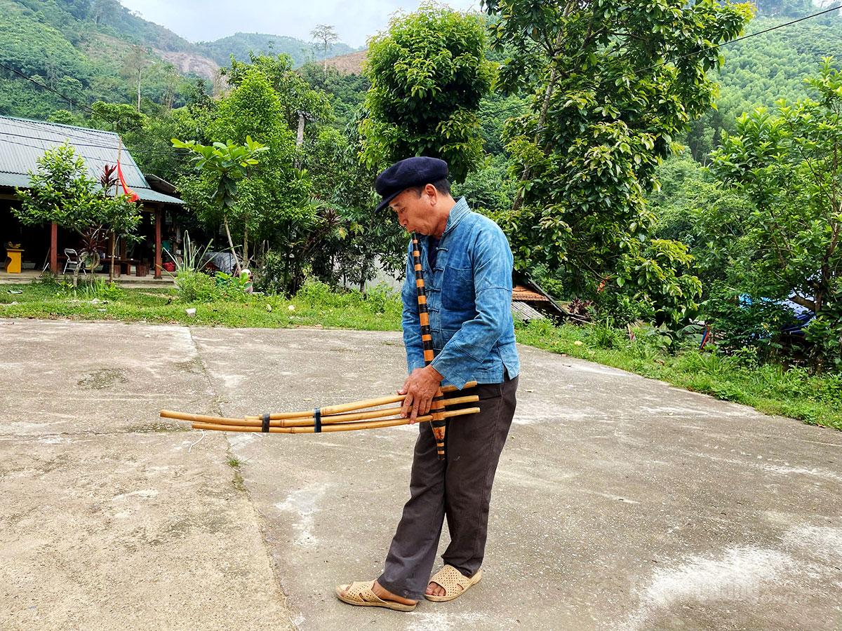 مسٹر Giàng Văn Lai نے بانسری بجاتے ہوئے خوبصورتی اور تال کے ساتھ رقص کیا۔