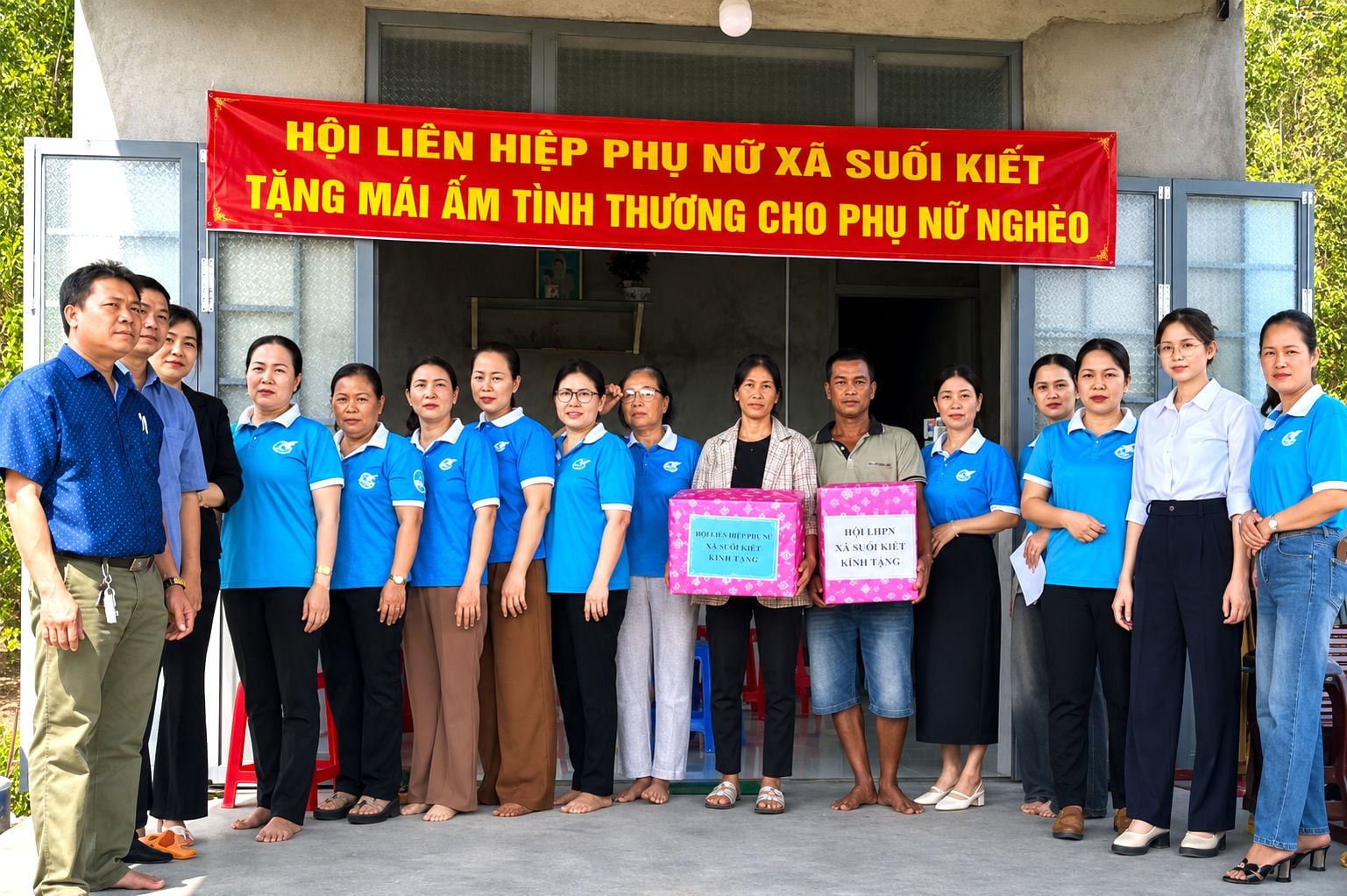 Bayan Nguyen Thi Nhuong'un hanesi, Suoi Kiet beldesi 2. köy, Suoi Kiet beldesi Kadınlar Birliği tarafından başlatılan yoksul kadınlar için kumbara tasarruf modeli kapsamında konut desteği alan yoksul kadın üyelerden biridir (2)