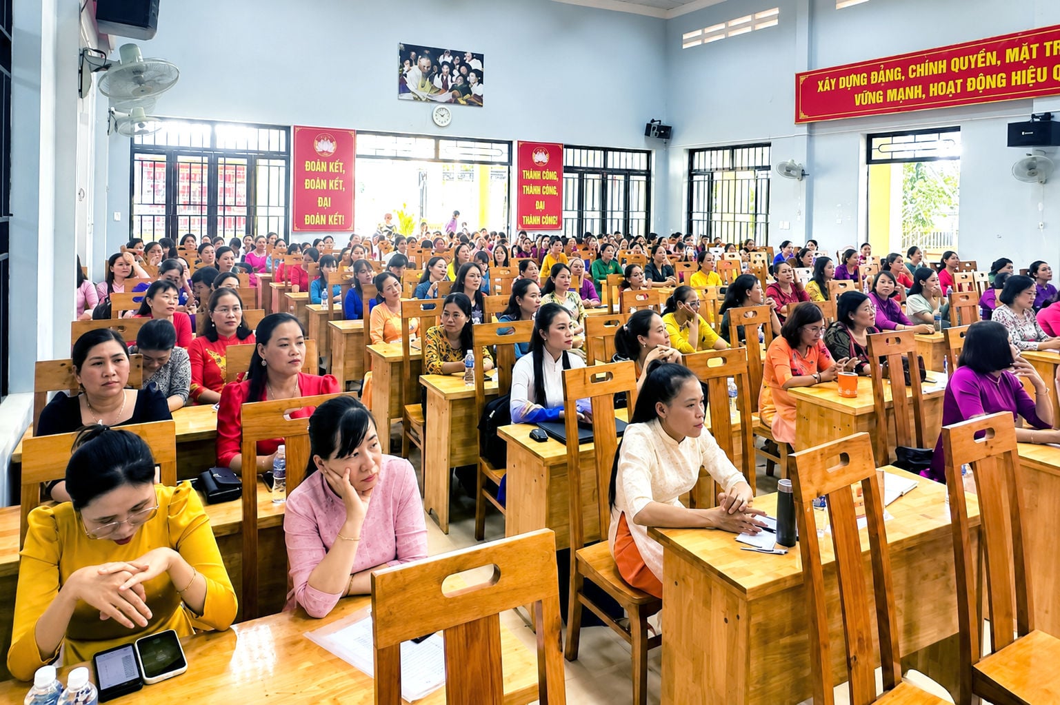 Suoi Kiet beldesi Kadınlar Birliği 20 Ekim'de bir kutlama düzenledi ve bu aynı zamanda Suoi Kiet beldesindeki yoksul kadınlar için ev inşa etmek amacıyla domuz kesimi için de bir fırsattı (2).
